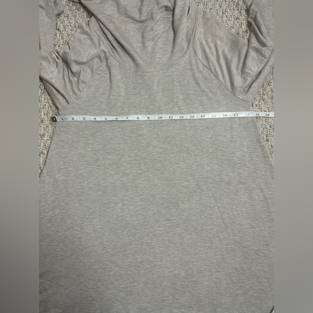 Chelsea & Theodore Light Gray Cowl neck Top size M - Picture 5 of 5